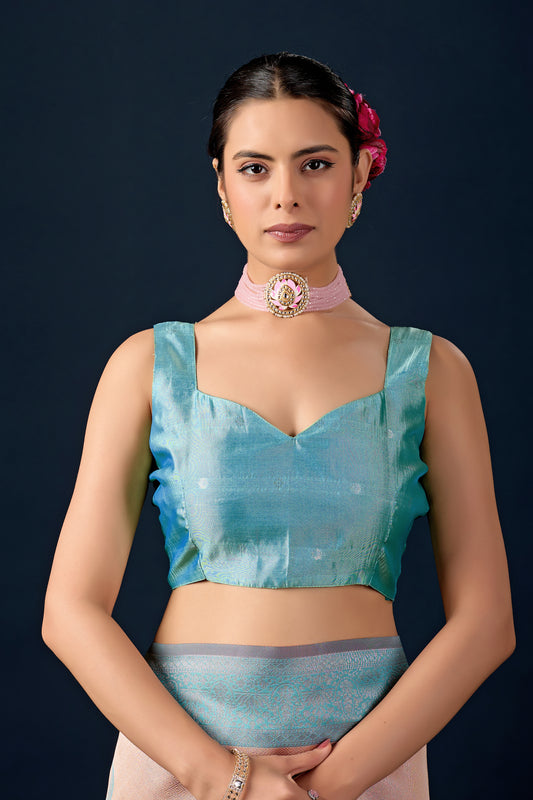 Woman in close pose wearing beige cream teal leaf motif zari pallu silk saree — Chandrikas