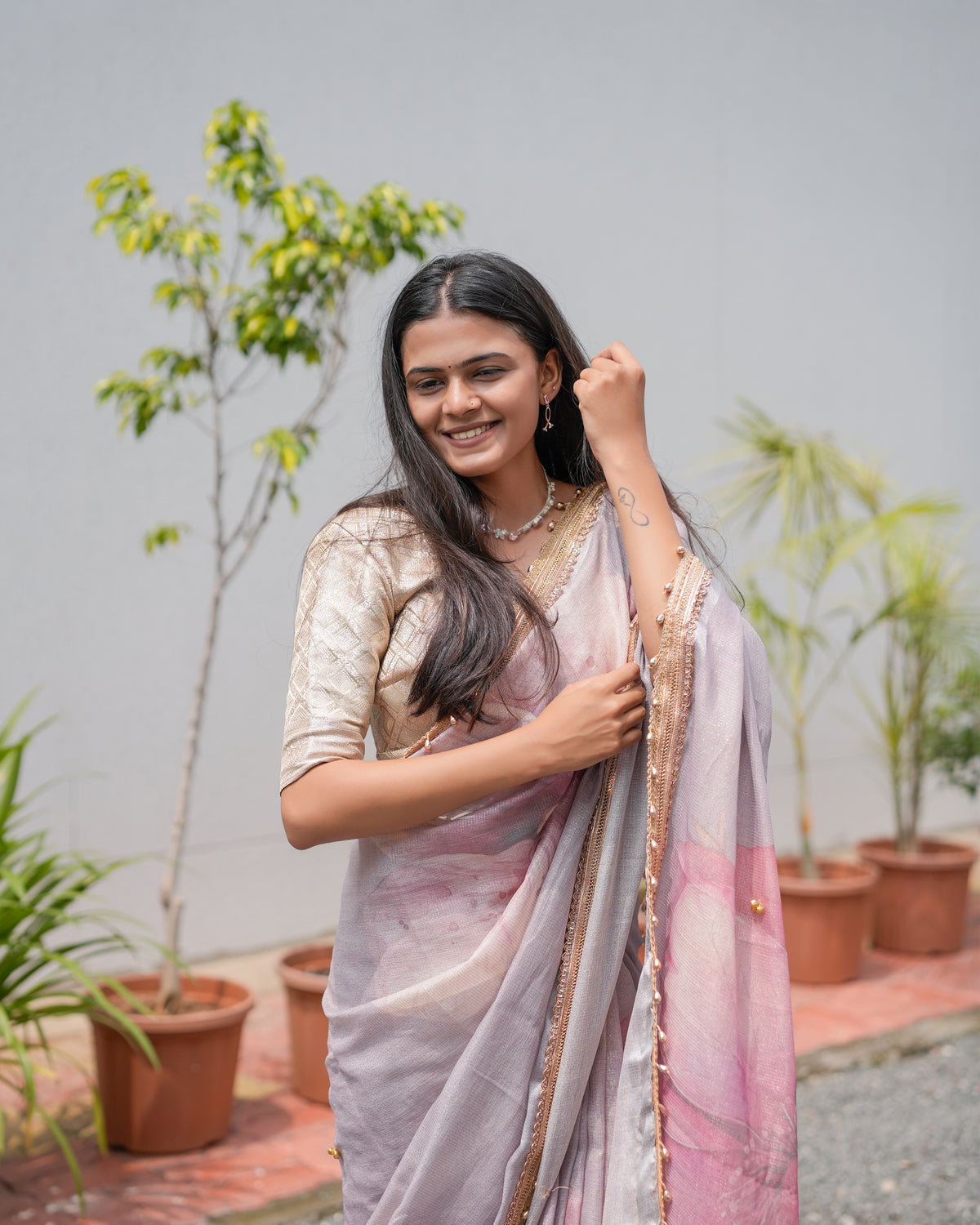 Woman in close pose wearing dusty lavender pink floral digital print tissue cotton zari saree — Chandrikas