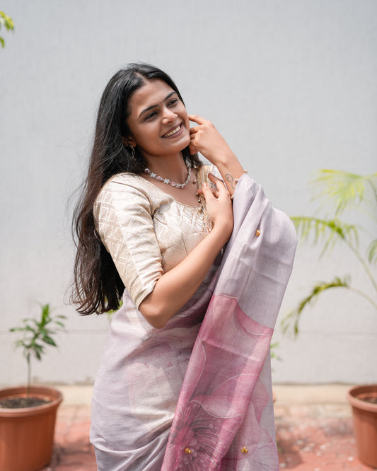 Woman in close pose showing pallu of dusty lavender pink floral digital print tissue cotton saree — Chandrikas