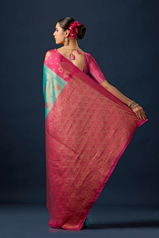 Woman draping emerald green maroon silk matka motif border saree showing pallu design — Chandrikas