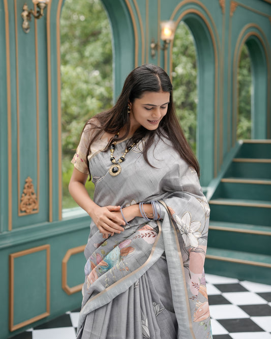 Woman showing pallu of grey woven lotus floral digital print cotton saree — Chandrikas