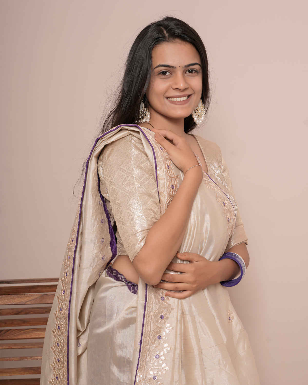 Woman in close pose wearing ivory cream floral jaal kundan work pure tissue saree — Chandrikas