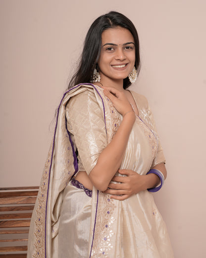 Woman in close pose wearing ivory cream floral jaal kundan work pure tissue saree — Chandrikas
