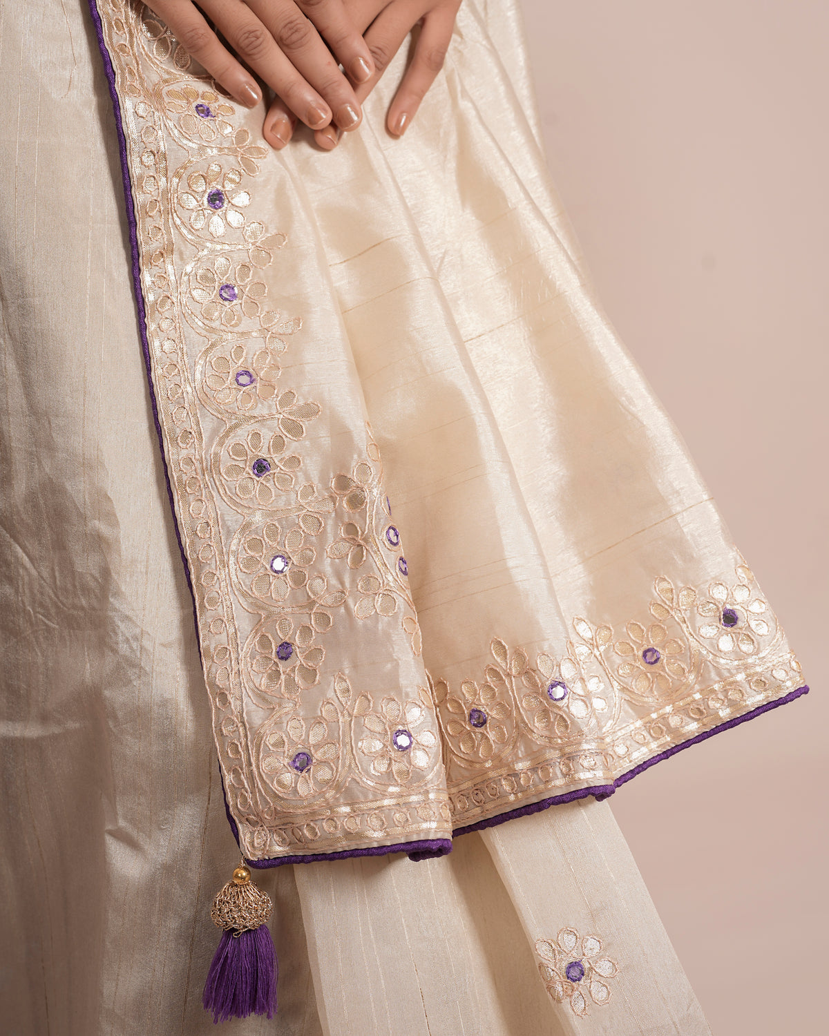 Close-up of ivory cream pure tissue saree pallu showing floral jaal and kundan work — Chandrikas