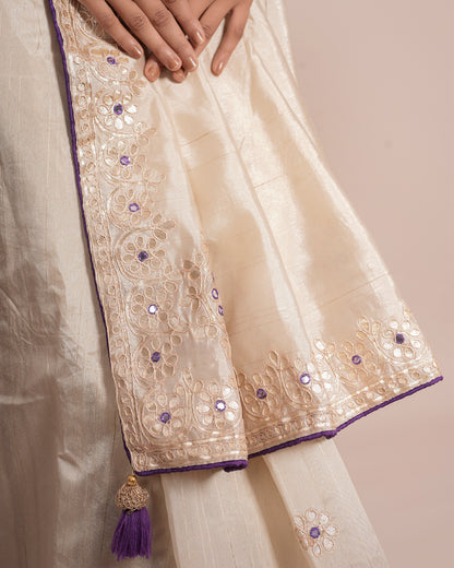 Close-up of ivory cream pure tissue saree pallu showing floral jaal and kundan work — Chandrikas