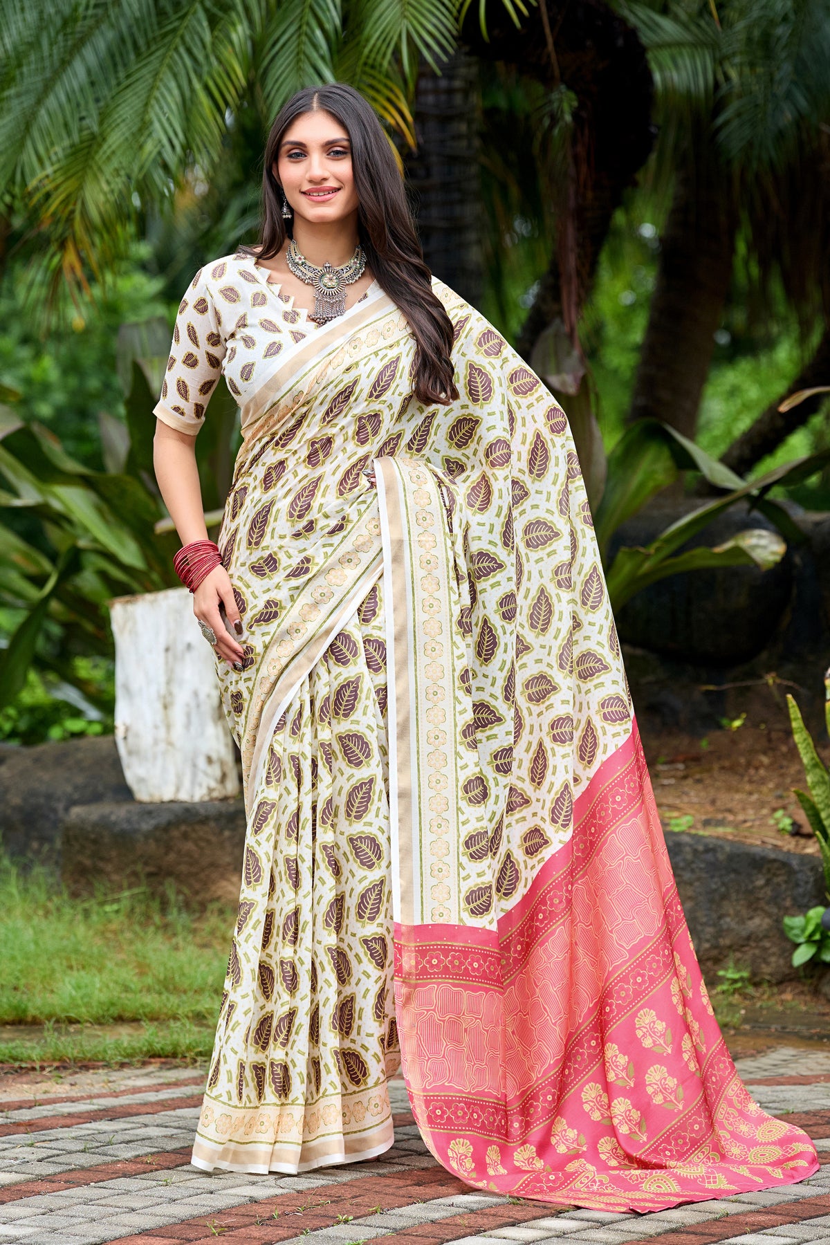 Woman in front pose wearing ivory cream leaf print cotton saree with pink border — Chandrikas
