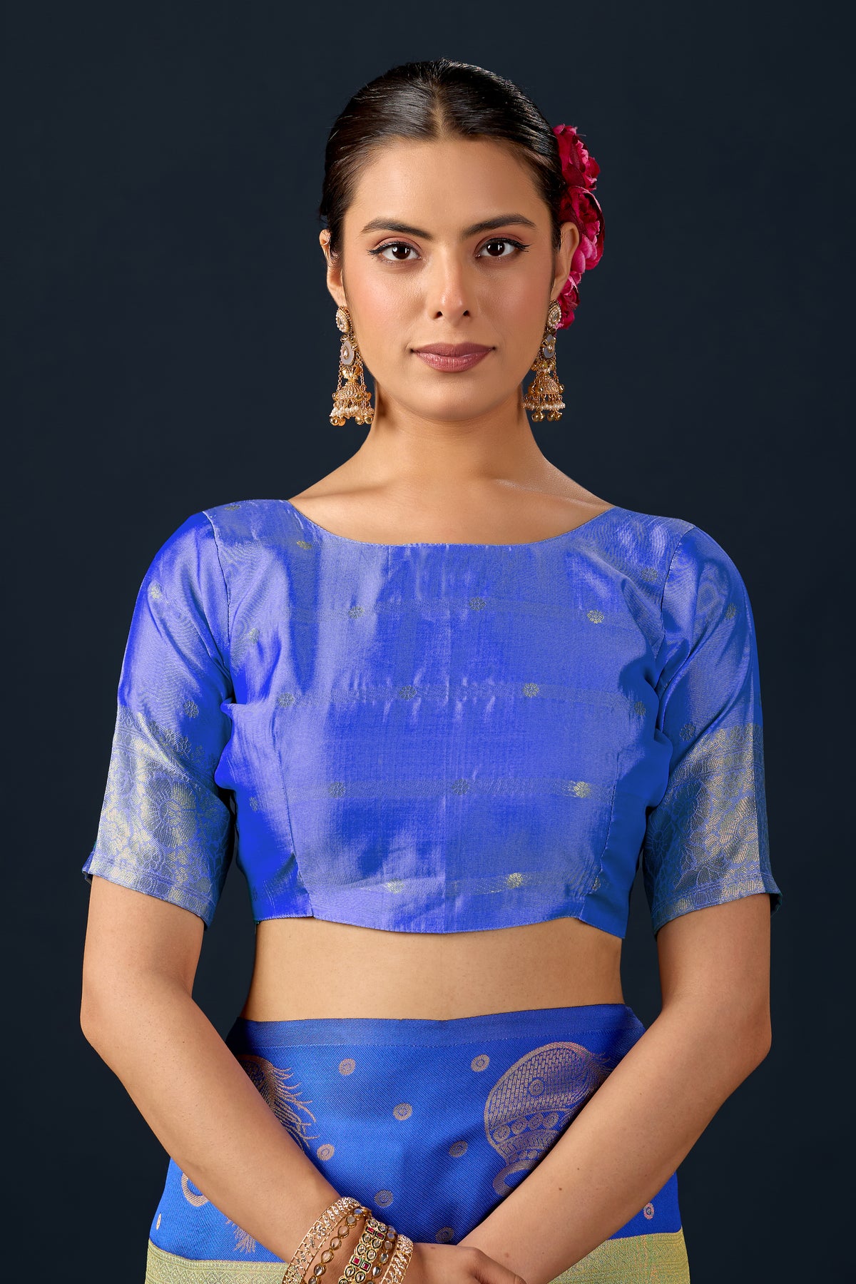 Woman in close pose wearing light olive green blue silk matka motif border saree — Chandrikas