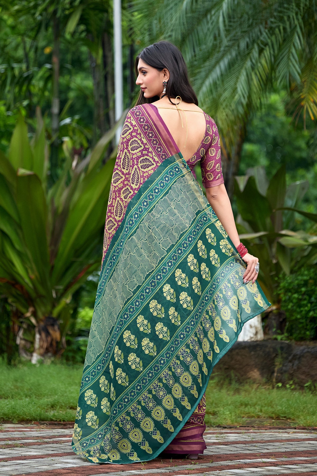 Woman in back pose wearing mauve purple leaf print cotton saree with teal border — Chandrikas