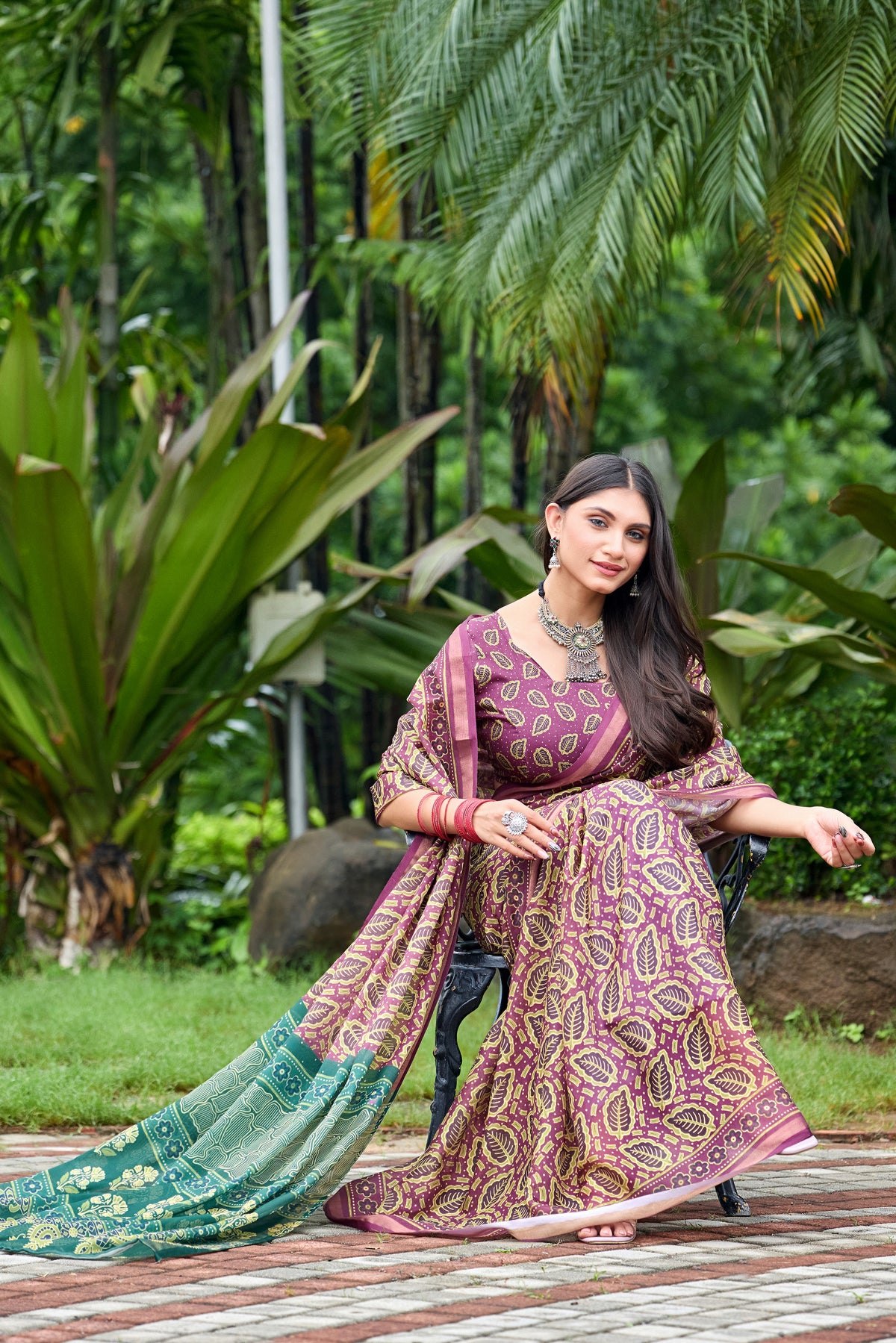 Woman draping mauve purple leaf print cotton saree pallu with teal border detail — Chandrikas