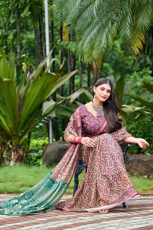 Woman draping mauve purple leaf print cotton saree pallu with teal border detail — Chandrikas