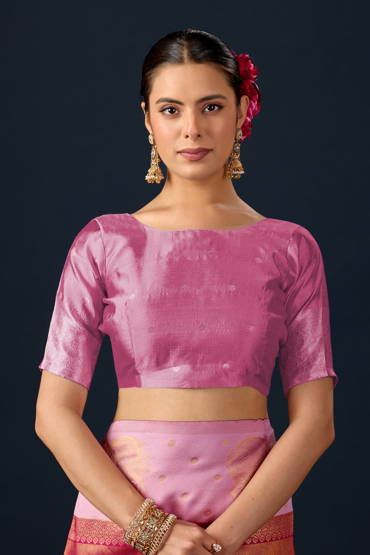 Woman in close pose wearing metallic rust pink silk matka motif border saree — Chandrikas