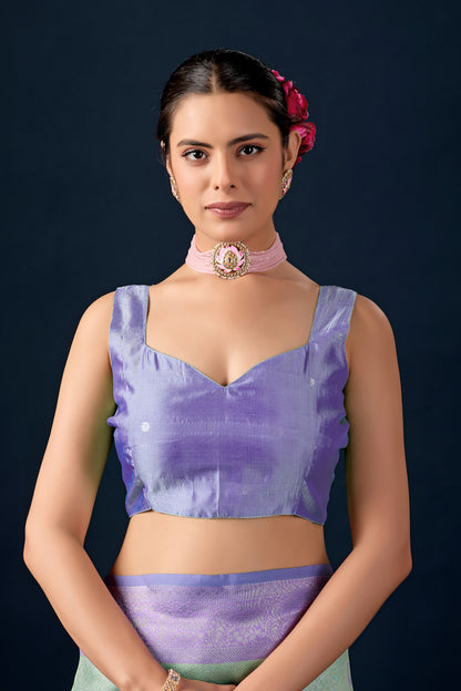 Woman in close pose wearing mint green lavender leaf motif zari pallu silk saree — Chandrikas