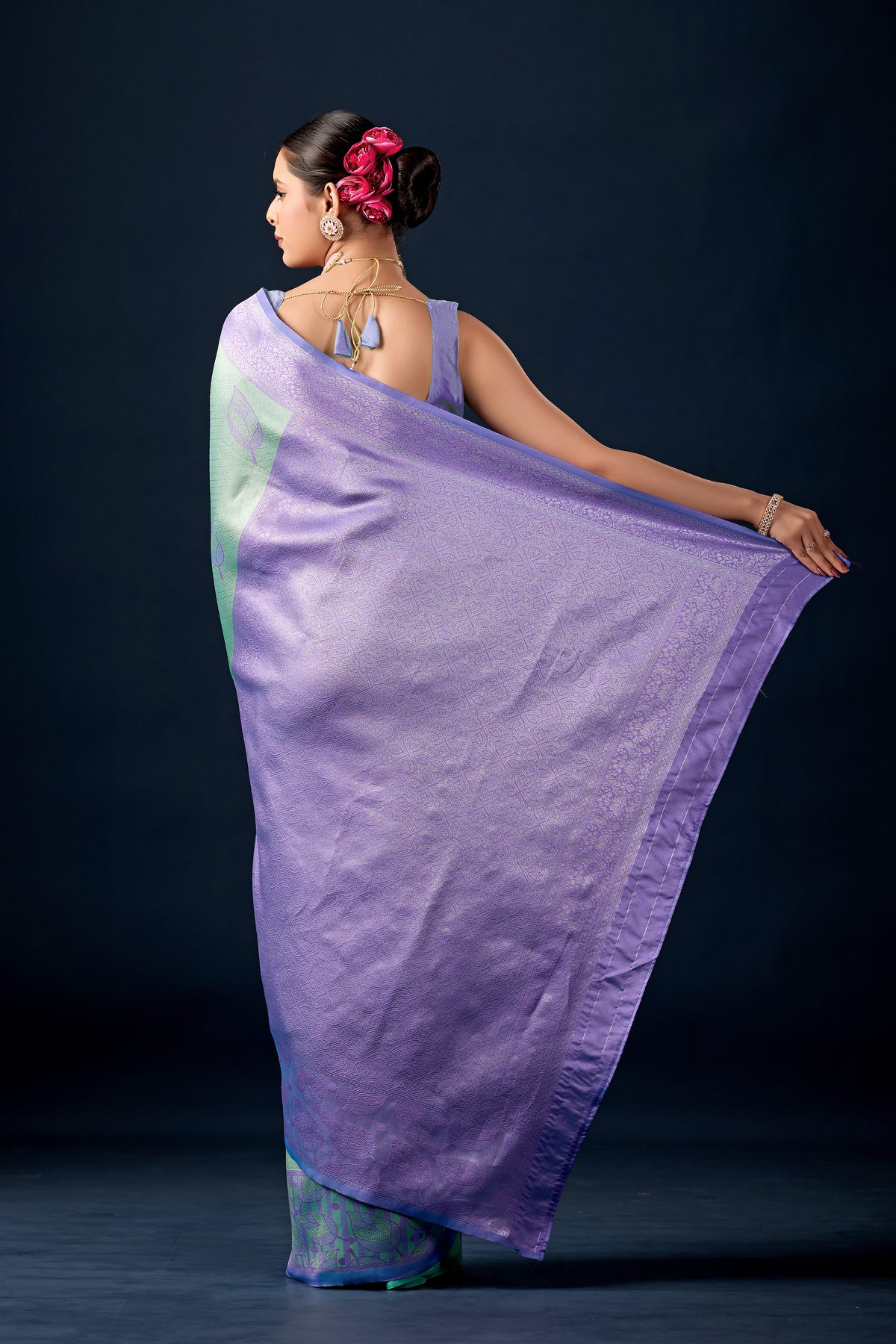 Woman draping mint green lavender leaf motif zari pallu silk saree showing pallu design — Chandrikas