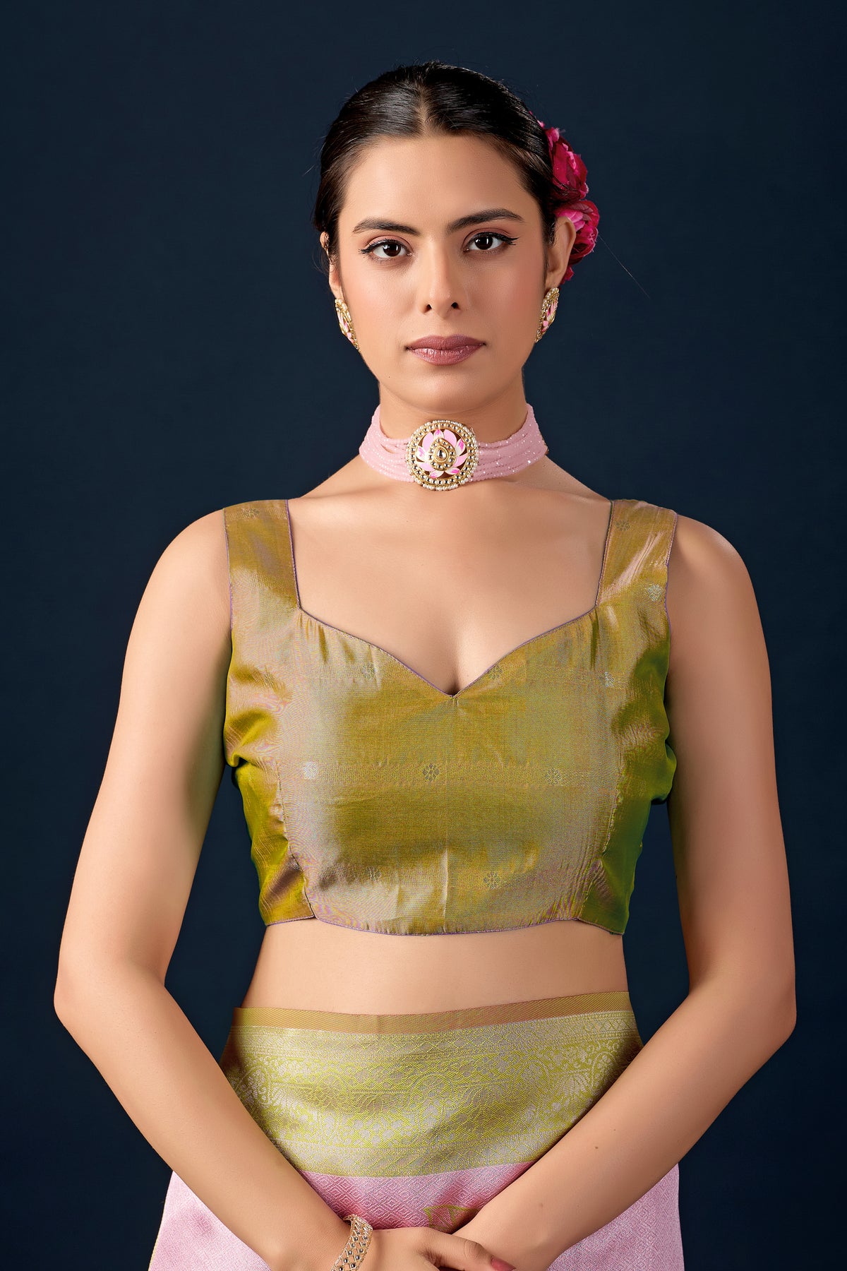 Woman in close pose wearing pastel pink olive green leaf motif zari pallu silk saree — Chandrikas