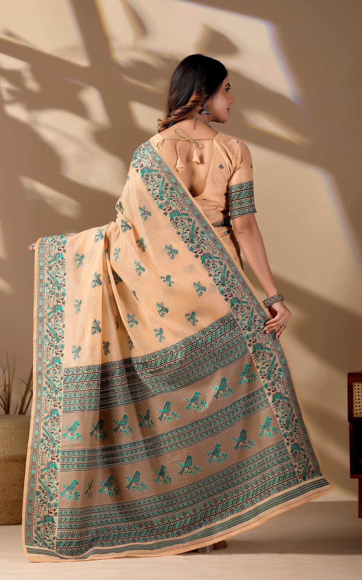 Woman draping peach Banarasi cotton jacquard bird buttis saree showing pallu motif — Chandrikas