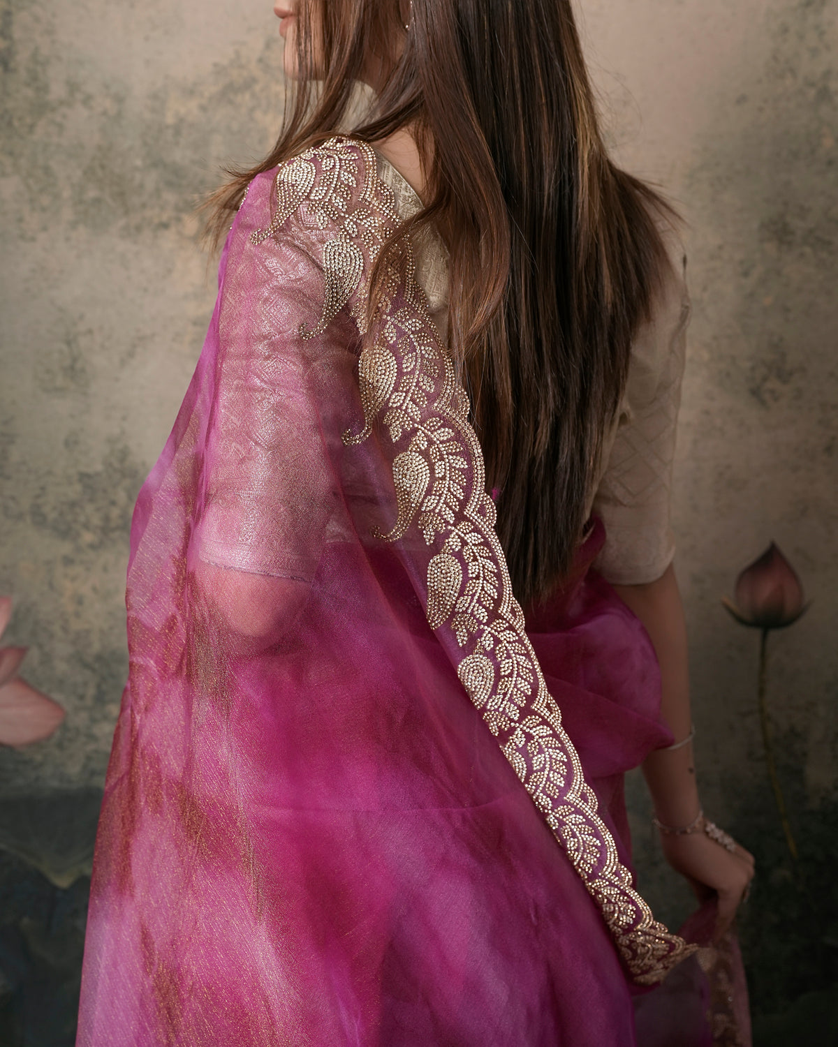 Woman in back pose showing pink magenta double shade tissue crush saree pallu border — Chandrikas