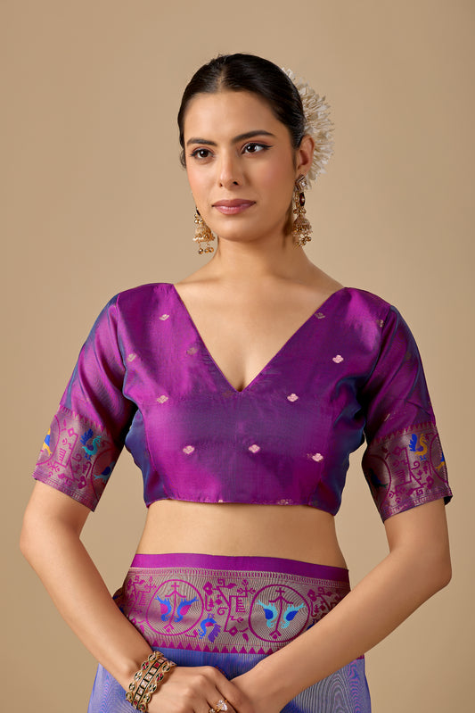 Woman in close pose wearing royal blue Paithani silk bird border pallu saree — Chandrikas