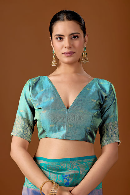 Woman in close pose wearing sea green indigo blue baarat motif zari pallu silk saree — Chandrikas