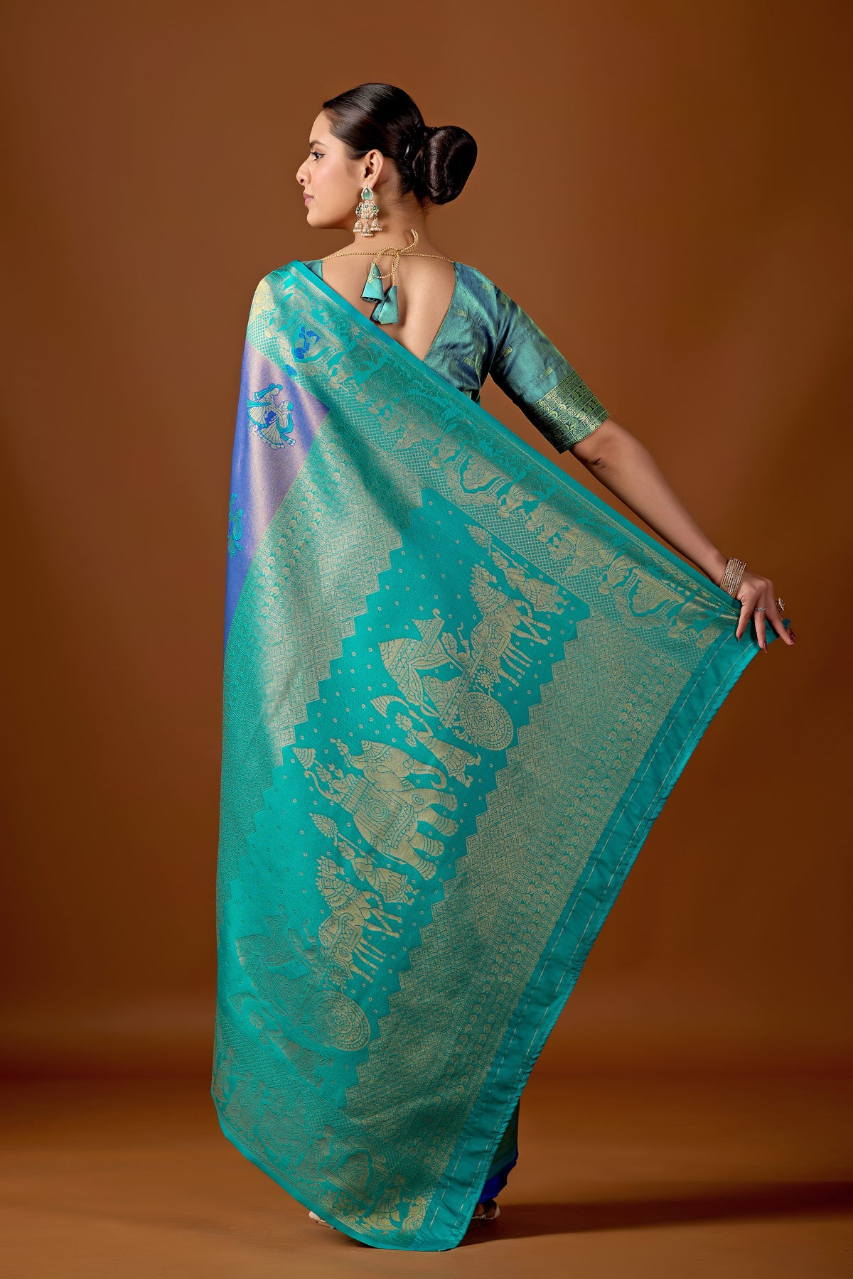 Woman draping sea green indigo blue baarat motif zari pallu silk saree showing pallu design — Chandrikas