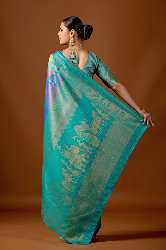 Woman draping sea green indigo blue baarat motif zari pallu silk saree showing pallu design — Chandrikas