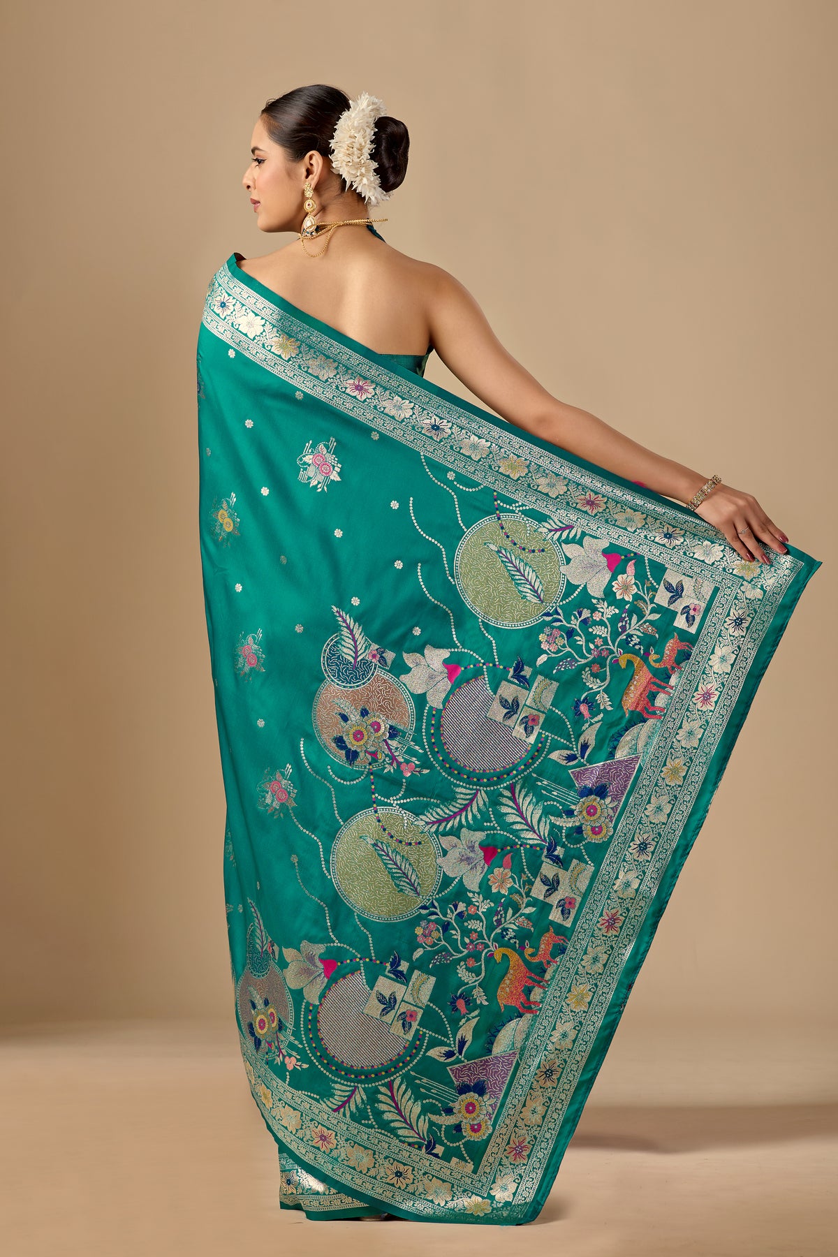 Woman draping sea green Meenakari deer motif zari pallu silk saree showing pallu design — Chandrikas