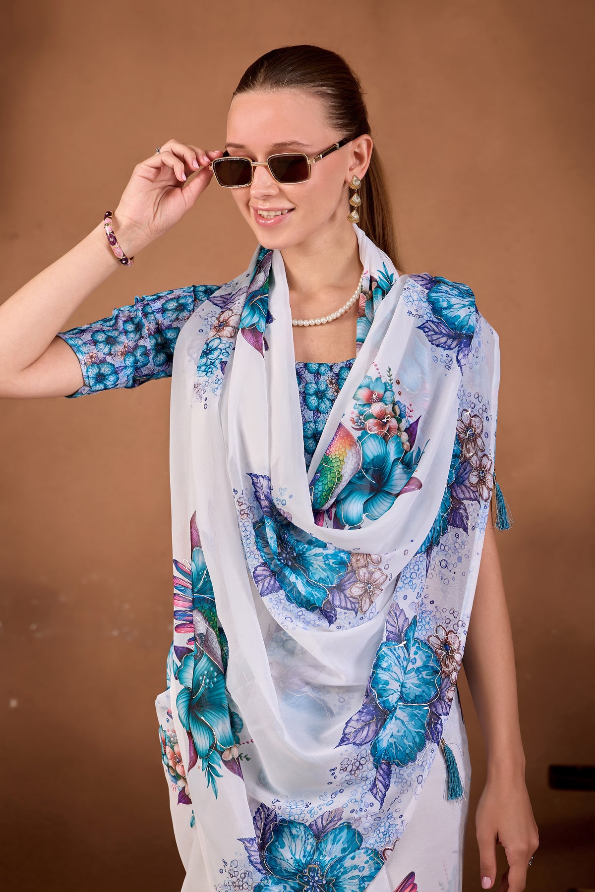 Close view of White Mor Peach floral bird printed weightless saree pallu with blue flowers and bird motif — Chandrikas